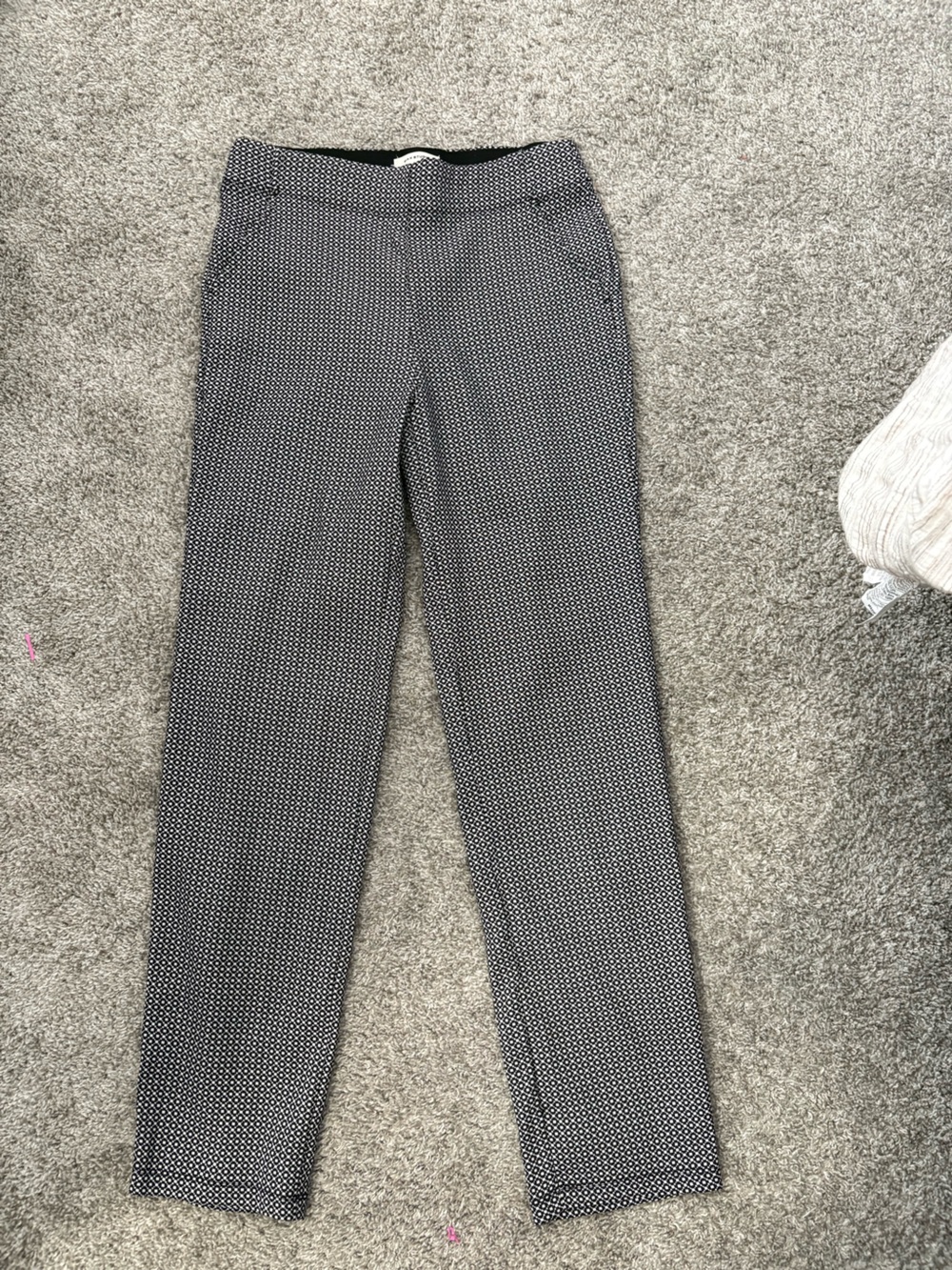 Max Studio Black & White Geometric Print pants (stretchy)